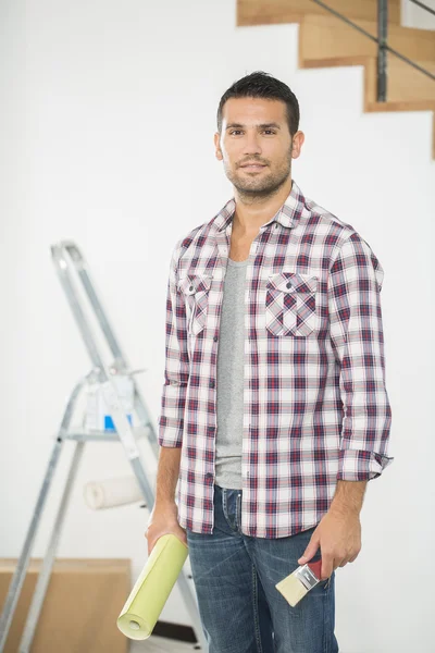 Jovem pronto para reformar a casa — Fotografia de Stock