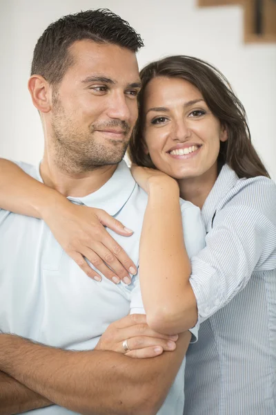 Sonriendo joven pareja en nuevo hogar — Foto de Stock
