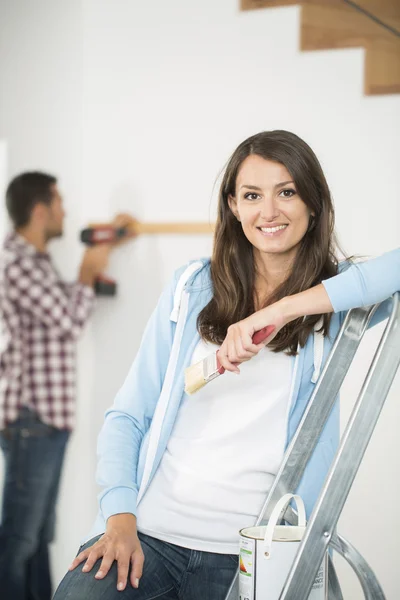 Young woman ready to reform house — Stock Photo, Image