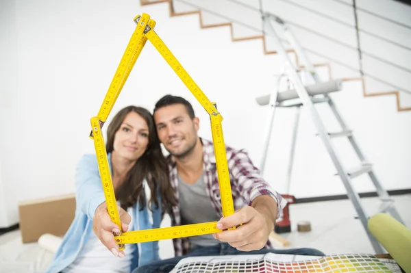 Couple in new home choosing wall paint colors — Stock Photo, Image