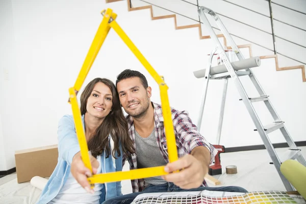 Couple in new home choosing wall paint colors — Stock Photo, Image