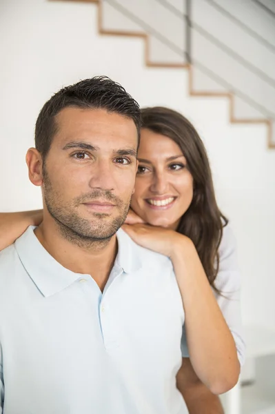 Sorridente giovane coppia in nuova casa — Foto Stock