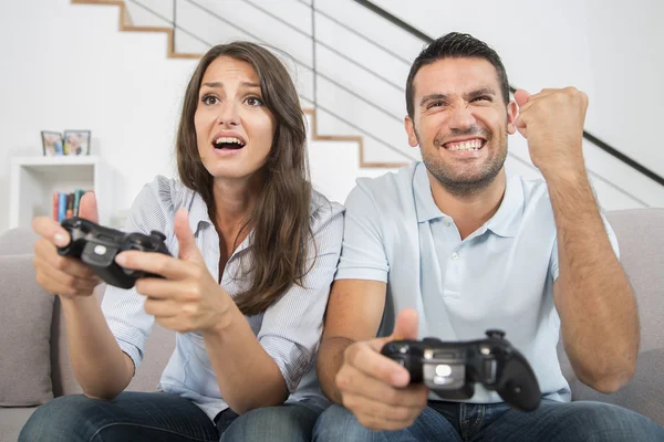 Young couple playing video game — Stock Photo, Image