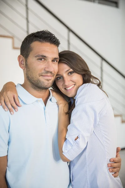 Sonriendo joven pareja en nuevo hogar — Foto de Stock