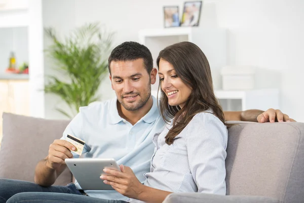 Couple using credit card to shop online — Stock Photo, Image