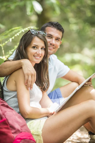 Genç backpakers bir yürüyüş journay harita üzerinde — Stok fotoğraf