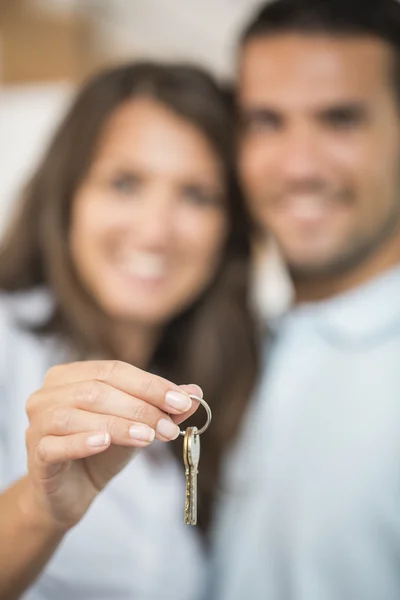 Casal feliz com chave de novo lar — Fotografia de Stock