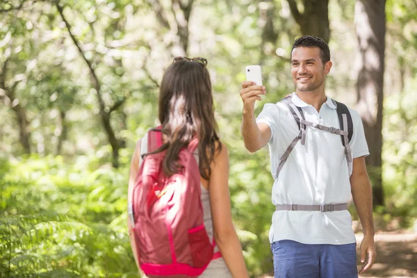 Jóvenes mochileros en un diario de senderismo con smartphone — Foto de Stock