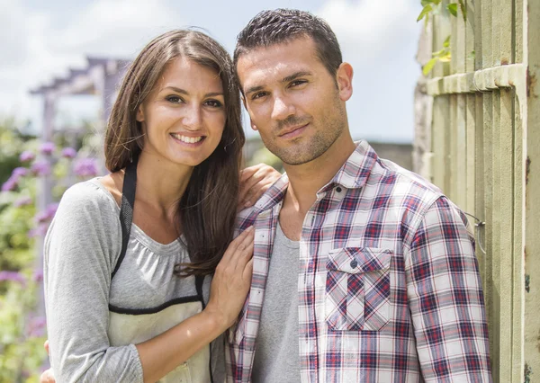 Young couple gardening — Stock Photo, Image