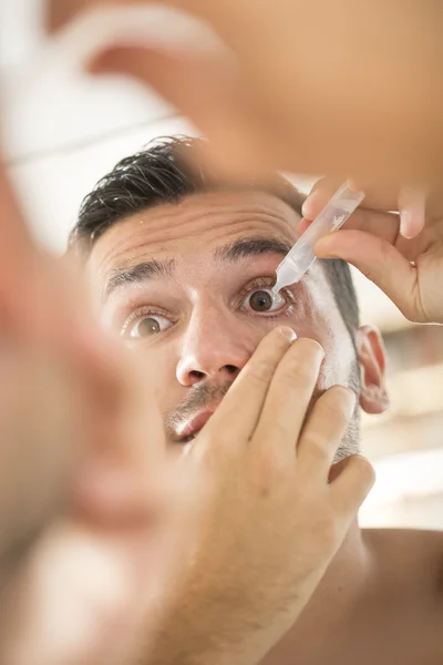 Joven en el baño mirando al espejo —  Fotos de Stock