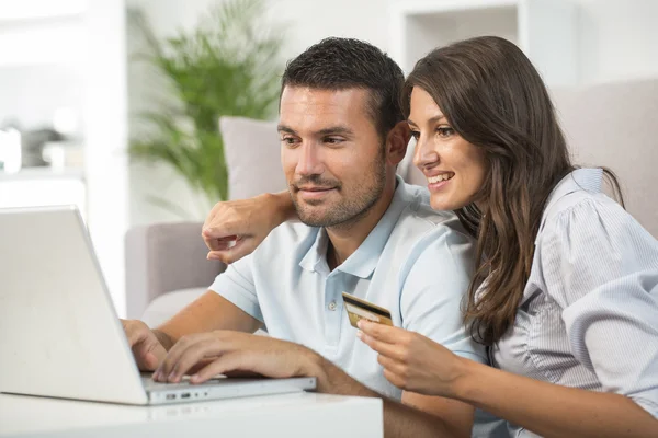 Couple using credit card to shop online — Stock Photo, Image