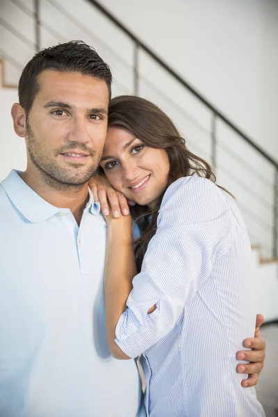 Sonriendo joven pareja en nuevo hogar — Foto de Stock