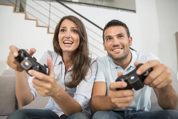 Young couple playing video game — Stock Photo, Image