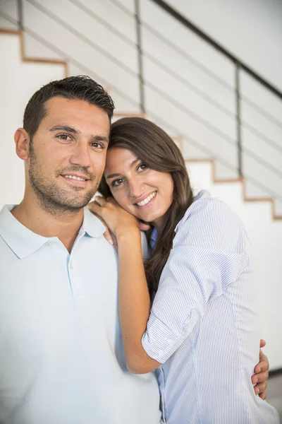 Sonriendo joven pareja en nuevo hogar — Foto de Stock