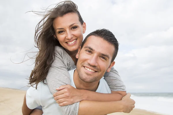 Portrait of living young couple at the beach — Stock Photo, Image