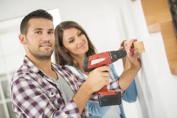 Casal jovem pronto para reformar casa — Fotografia de Stock