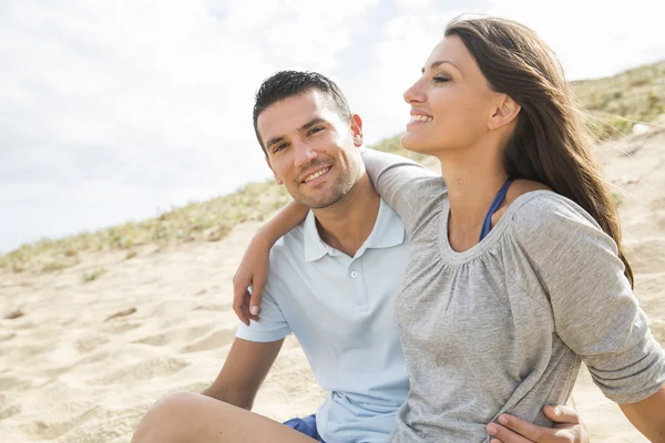 Retrato de pareja joven en la playa — Foto de Stock