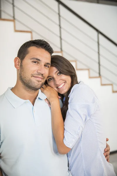 Sonriendo joven pareja en nuevo hogar — Foto de Stock