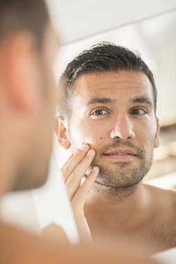 Banyoda ayna arayan genç adam