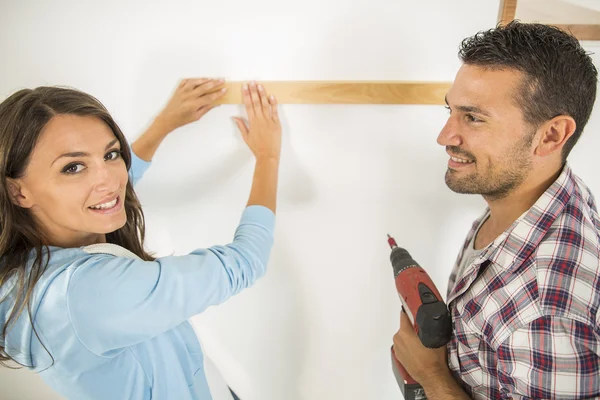 Casal jovem pronto para reformar casa — Fotografia de Stock