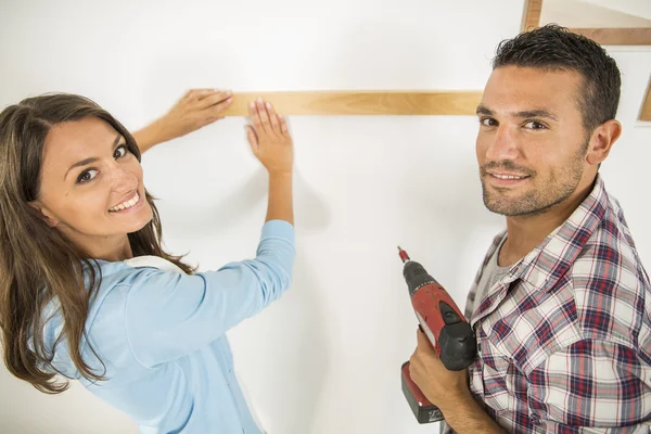 Casal jovem pronto para reformar casa — Fotografia de Stock