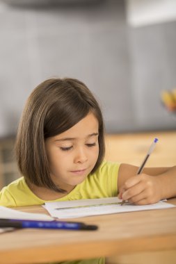 Küçük kız ev ödevi ar tablo yapıyor portresi
