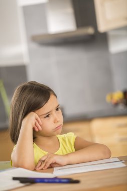 Küçük kız ev ödevi ar tablo yapıyor portresi