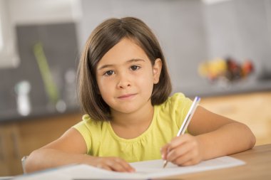 Küçük kız ev ödevi ar tablo yapıyor portresi