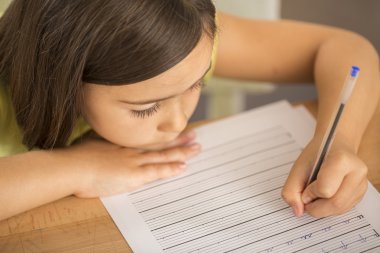 Küçük kız ev ödevi ar tablo yapıyor portresi
