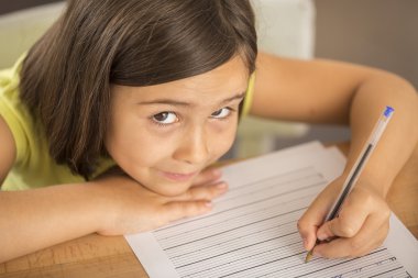 Küçük kız ev ödevi ar tablo yapıyor portresi