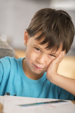 Küçük çocuk çiziyor