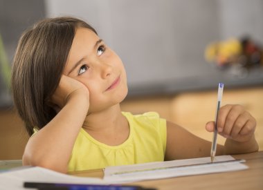 Küçük kız ev ödevi ar tablo yapıyor portresi