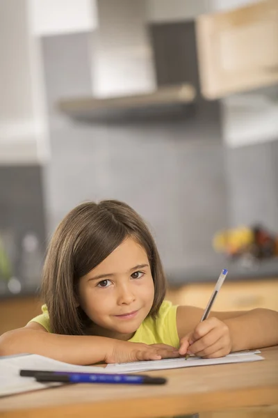 Retrato de niña haciendo tarea ar tabla —  Fotos de Stock