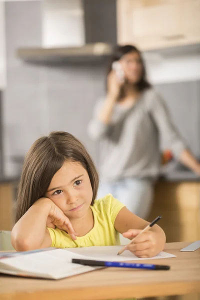 Madre e hija haciendo la tarea —  Fotos de Stock