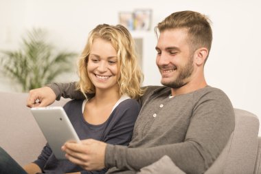 Genç çift websurfing touchpad ile Internet üzerinde