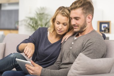 Genç çift websurfing touchpad ile Internet üzerinde