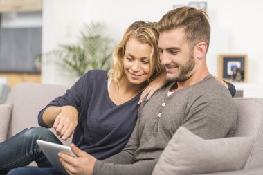 Genç çift websurfing touchpad ile Internet üzerinde