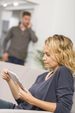 Touchpad kullanan güzel kız