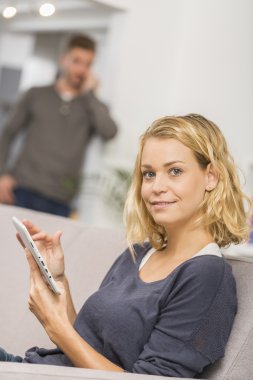 Touchpad kullanan güzel kız