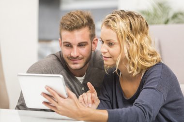 Genç çift Touchpad kullanarak