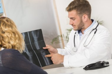 X-Ray tıbbi ofis hastada gösterilen cerrah