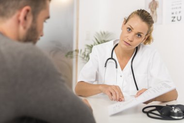 Genç doktor hasta ile