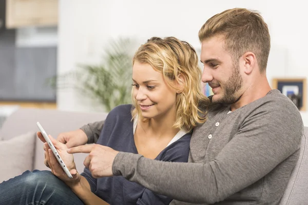 Joven pareja websurf en internet con touchpad — Foto de Stock