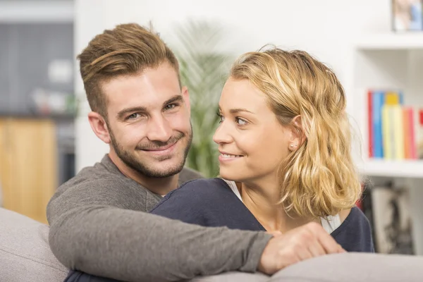 Pareja alegre relajándose en el sofá en casa — Foto de Stock