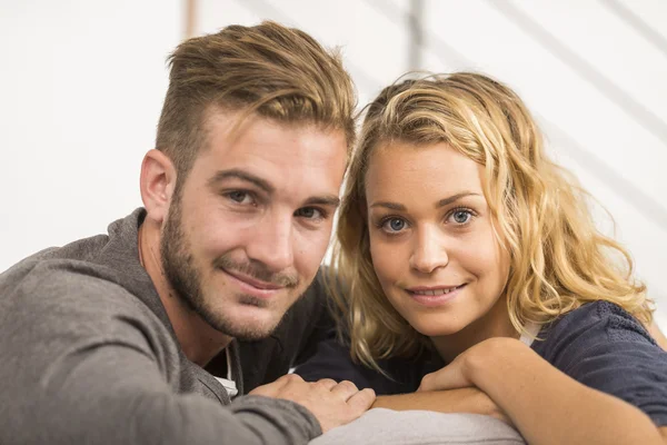 Cheerful couple relaxing in sofa at home — Stock Photo, Image