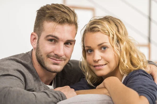 Casal alegre relaxante no sofá em casa — Fotografia de Stock