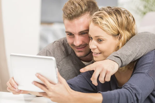 Jovem casal usando touchpad — Fotografia de Stock