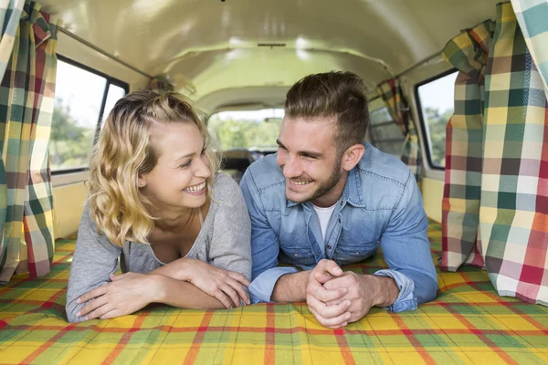Joven pareja con vintage camper van — Foto de Stock