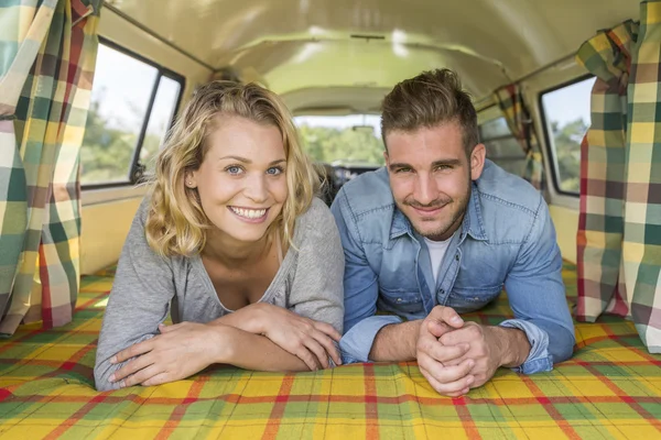 Joven pareja con vintage camper van — Foto de Stock