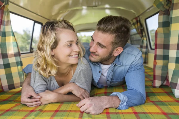 Joven pareja con vintage camper van — Foto de Stock